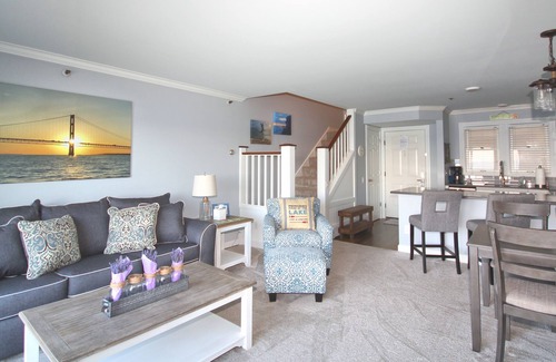 Boyne City Condominio | 1BR condominio frente al mar en el hermoso lago Charlevoix en Boyne City!