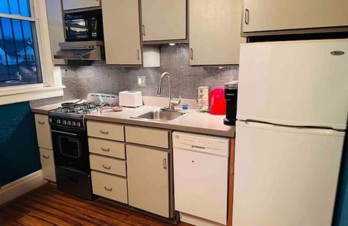 North Buffalo Apartamento | Vaulted Loft in Historic Bank on Hertel King Bed + walk to shops