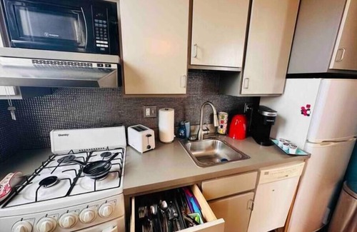 North Buffalo Apartamento | Vaulted Loft in Historic Bank on Hertel King Bed + walk to shops