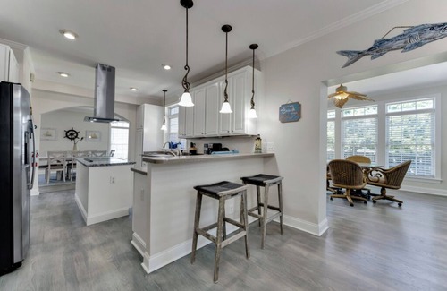 North Camellia Acres Casa | Spacious 4 BR 4 Bath Home- 2 primary suites. Great for Groups + Walk to Beach!