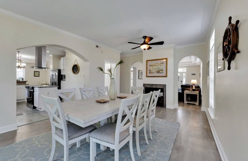 North Camellia Acres Casa | Spacious 4 BR 4 Bath Home- 2 primary suites. Great for Groups + Walk to Beach!