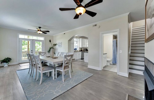 North Camellia Acres Casa | Spacious 4 BR 4 Bath Home- 2 primary suites. Great for Groups + Walk to Beach!