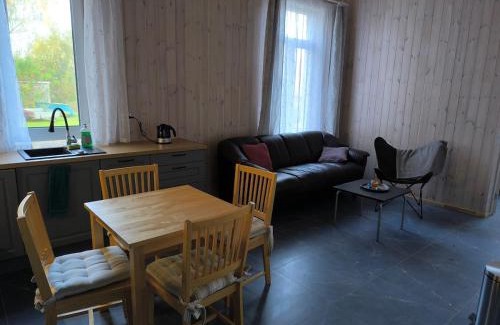 Jelgava Apartamento | Ved flod nær slot og park i stille centrum