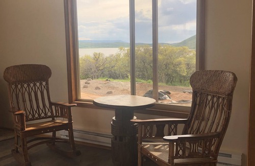 Collbran Casa | Vega lake Retreat - a unique mountain escape with all four seasons!
