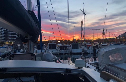 La Vila Olimpica del Poblenou Alquiler De Eote | Velero con opción de salida