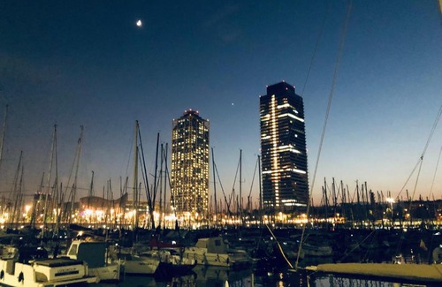 La Vila Olimpica del Poblenou Alquiler De Eote | Velero con opción de salida