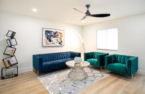East Naples Casa | Velvet Bloom unique location 3mil to Downtown