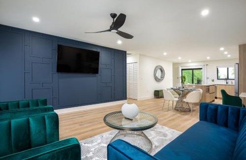 East Naples Casa | Velvet Bloom unique location 3mil to Downtown