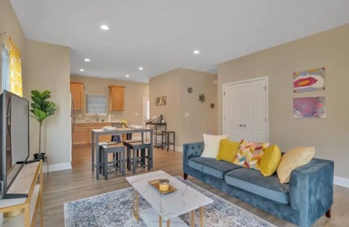 Gastonia Casa | VELVET CHIC 2 bed/1 bath - Near FUSE and Downtown