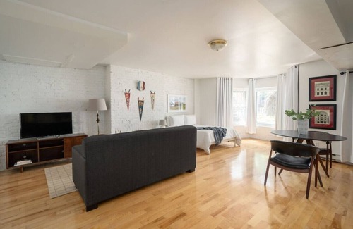 Milton Park Apartamento | Velvet & Stone Studio –Nestled in the Heart of MTL
