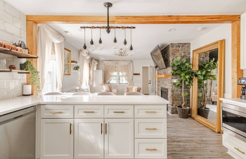 Charlotte Casa | Venetian: Barrell Sauna, Hot Tub, Cold Plunge, Red Light Therapy & more