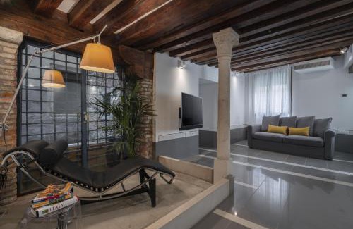 Castello Apartamento | Venetian Canal View