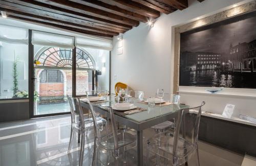 Castello Apartamento | Venetian Canal View
