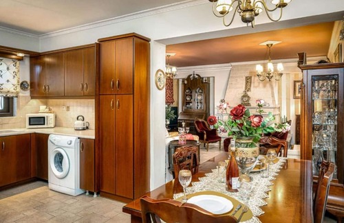 Alonia Casa | Venetian Hill House-Venetian Hill House