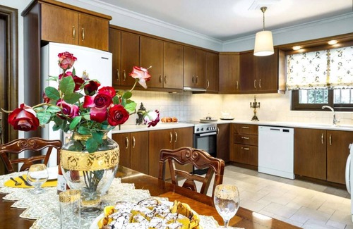 Alonia Casa | Venetian Hill House-Venetian Hill House