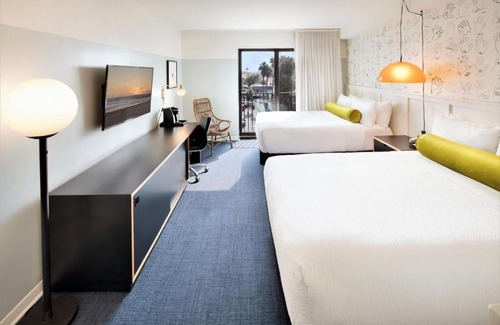 Venice Hotel | Venice Beach Base w/ Balcony | Free Breakfast | Rooftop Lounge | 3 Units