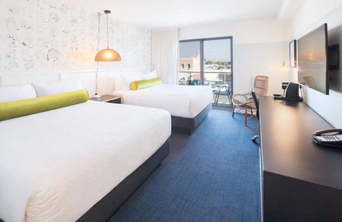 Venice Hotel | Venice Beach Base w/ Balcony | Free Breakfast | Rooftop Lounge | 3 Units