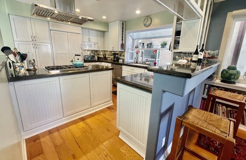 Marina Peninsula Condominio | Venice Beach Pier 3 BR condo 100 steps to the sand. Pets Welcome