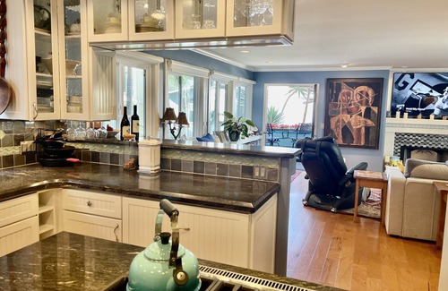 Marina Peninsula Condominio | Venice Beach Pier 3 BR condo 100 steps to the sand. Pets Welcome