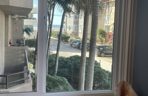 Marina Peninsula Condominio | Venice Beach Pier 3 BR condo 100 steps to the sand. Pets Welcome