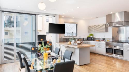 Venice Casa | Venice View by AvantStay Walk to Venice Beach Rooftop Ice Bath Luxe Design