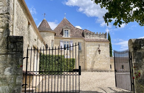 Fougueyrolles Apartamento | Apartamento Elegante junto a Castillo – Vistas, Calma y Piscina Climatizada