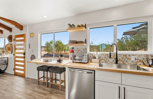 Landers Casa | Ventara: Boulder Views, Hot Tub, Cowboy Pool