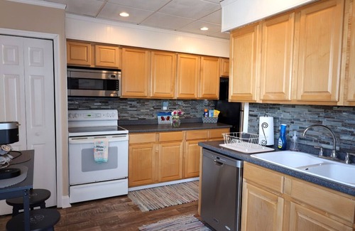 Ventnor City Casa | Ventnor large home in a quiet area by Margate border and close to AC Casinos.