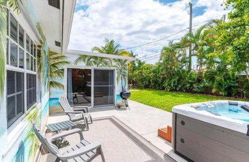 Deerfield Beach Casa | Ventur Tropical w Hot Tub Close to Beach