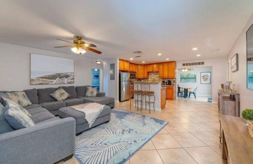 Deerfield Beach Casa | Ventur Tropical w Hot Tub Close to Beach