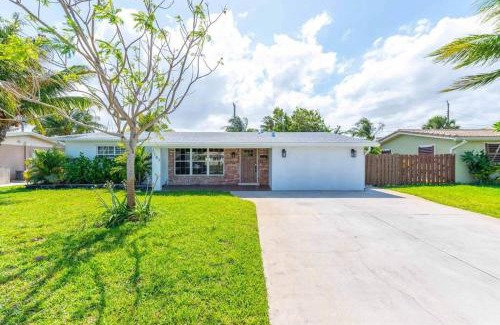 Deerfield Beach Casa | Ventur Tropical w Hot Tub Close to Beach