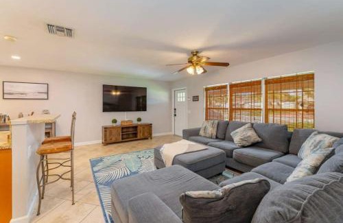 Deerfield Beach Casa | Ventur Tropical w Hot Tub Close to Beach