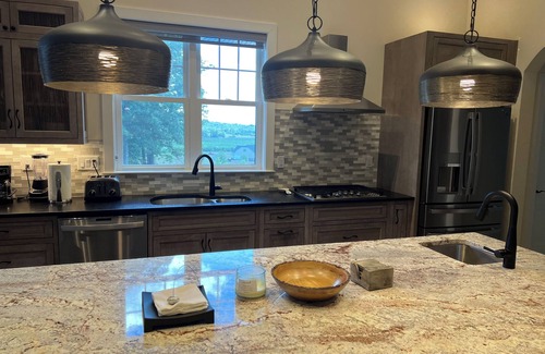 Stephens City Casa | Ventura Manor grand 3 BR 3.5 BA house with fitness room, WIFI & pretty views.