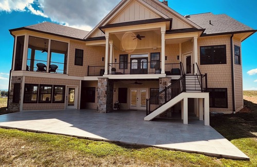 Stephens City Casa | Ventura Manor grand 3 BR 3.5 BA house with fitness room, WIFI & pretty views.