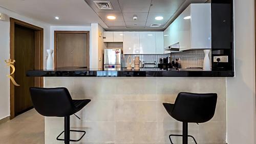 Al Raha Beach Apartamento | Vera Residences 2BR - Modern Poolside Retreat Near Yas Mall & Marina