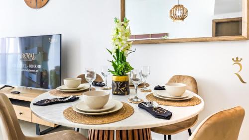 Al Raha Beach Apartamento | Vera Residences 2BR - Modern Poolside Retreat Near Yas Mall & Marina