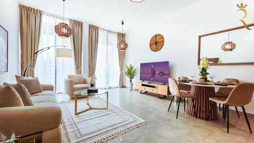 Al Raha Beach Apartamento | Vera Residences 2BR - Modern Poolside Retreat Near Yas Mall & Marina
