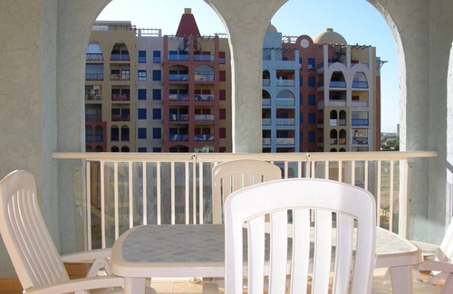 Playa Honda Apartamento | Apart. 5º piso vistas al mar y piscina exterior, piscina cubierta, balcón.
