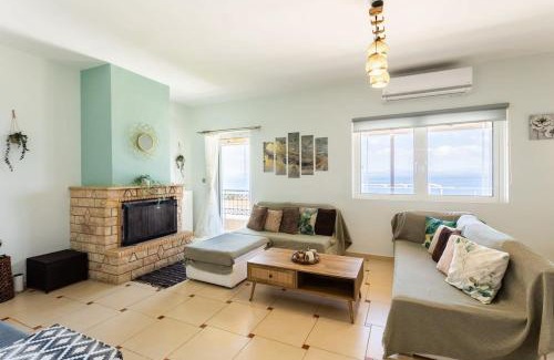 Paralia Vergas Apartamento | Verga Beachside Getaway with Panoramic Seaviews
