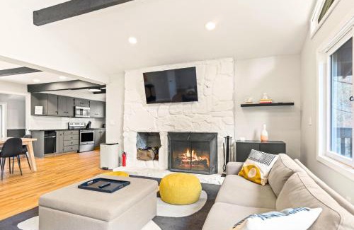Winhall Chalet De Esquí | Vermont Escape near Stratton with Hot Tub, Game Room, Fireplace & Pond Views
