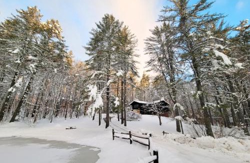 Winhall Chalet De Esquí | Vermont Escape near Stratton with Hot Tub, Game Room, Fireplace & Pond Views