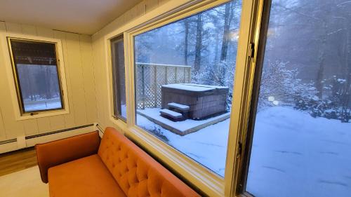 Winhall Chalet De Esquí | Vermont Escape near Stratton with Hot Tub, Game Room, Fireplace & Pond Views
