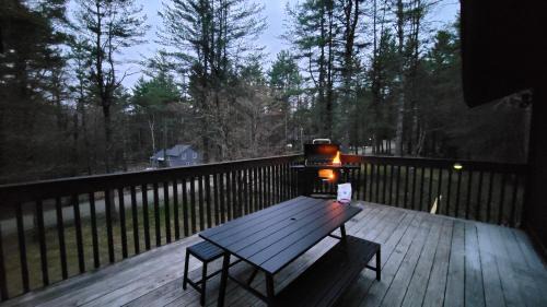 Winhall Chalet De Esquí | Vermont Escape near Stratton with Hot Tub, Game Room, Fireplace & Pond Views