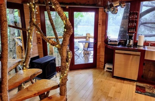 Newport Cabina | Vermont Tree Cabin on Walker Pond, private retreat