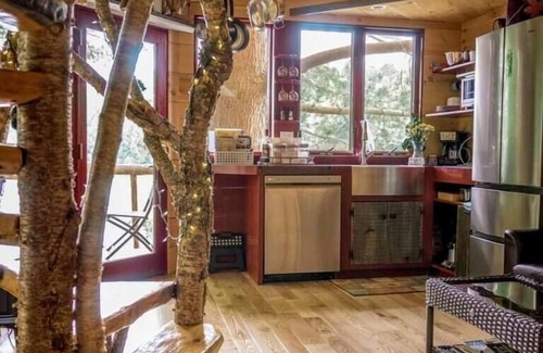 Newport Cabina | Vermont Tree Cabin on Walker Pond, private retreat
