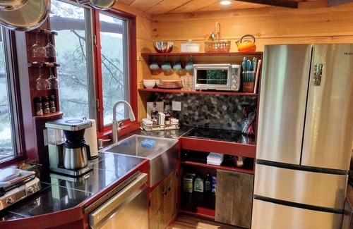 Newport Cabina | Vermont Tree Cabin on Walker Pond, private retreat