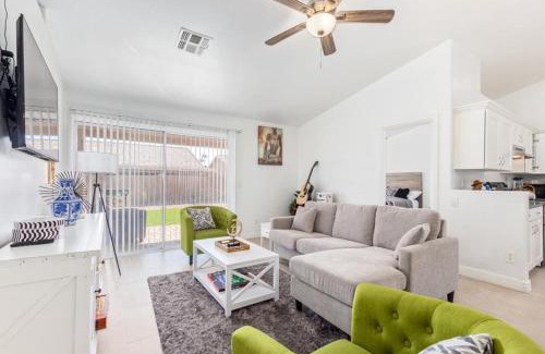Maryvale Casa | Vernon House - Stunning Cozy Vacation Home Near State Farm Stadium with Gym-Kitchen-Free Parking