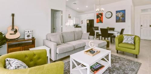 Maryvale Casa | Vernon House - Stunning Cozy Vacation Home Near State Farm Stadium with Gym-Kitchen-Free Parking