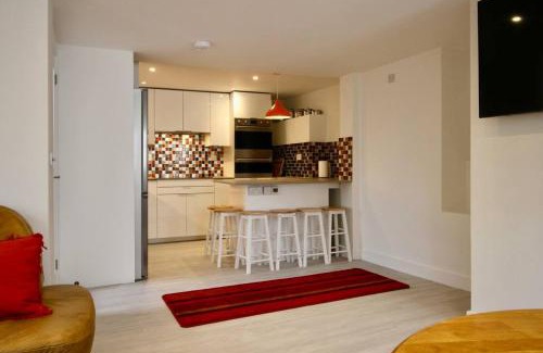 Cheltenham Casa | Vernon Place town centre, Vernon Cottage 3-bed with parking, 1A Vernon Court 2-bed with parking, 1B studio no parking, off the High Street next to Sandford Park
