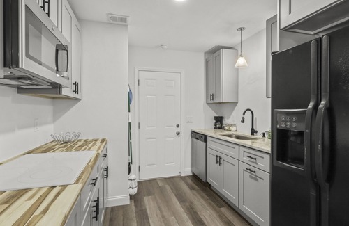 Vero Beach South Condominio | Vero Beach Paradise Unit 2 - 2 BR Pool Home Close to Airport, Downtown & Beaches